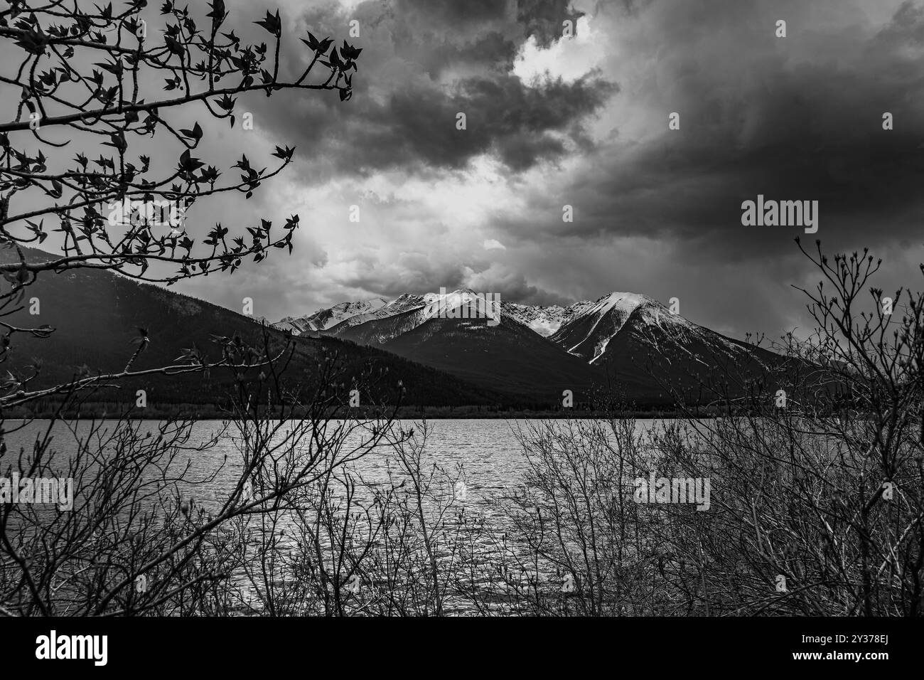 Les nuages orageux dérivent au-dessus des montagnes Rocheuses canadiennes aux lacs Vermillion près de Banff, Alberta, Canada Banque D'Images