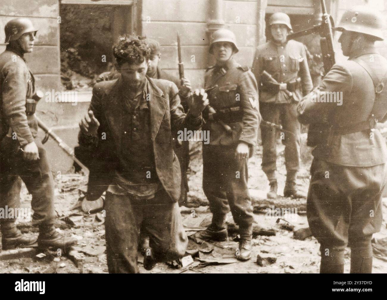 Les troupes d'assaut SS capturent deux résistants juifs tirés d'un bunker pendant la répression du soulèvement du ghetto de Varsovie. Le soulèvement de Varsovie était une tentative massive de l'Armée de l'intérieur polonaise de vaincre l'occupation de la Wehrmacht et des SS vers la fin de la seconde Guerre mondiale. Les Polonais n'étaient pas soutenus par les Alliés et par Staline et le soulèvement était voué à l'échec. Les Polonais se sont battus durement et ont tenu deux mois. Le coût humain a été énorme - les estimations donnent 15000-17000 combattants polonais et 10000-14000 Geman morts ainsi que 150 000 à 200 000 civils tués dans des représailles de masse. Environ 85% de Varsovie w Banque D'Images