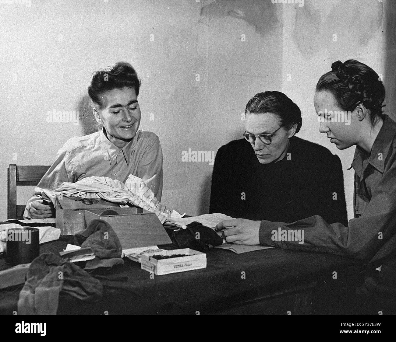 Margaret Himmler (au centre), épouse de l'ancien chef SS Heinrich Himmler (qui s'est suicidé) et de sa fille Gudron (à droite), détenue comme témoins au procès des criminels de guerre du Tribunal militaire international à Nuremberg. À gauche, Louise Guyon-Witzschel, secrétaire du SS Gruppenfuhrer Odilo Globocnik du quartier général SS à Tolmezzo, en Italie. Les procès de Nuremberg étaient une série de procès de dirigeants militaires et politiques nazis. Les procès ont eu lieu de 1945 à 1949. Le premier a été le Tribunal militaire international qui a jugé les grands noms comme Göring, Ribbentrop, Keitel, etc Banque D'Images