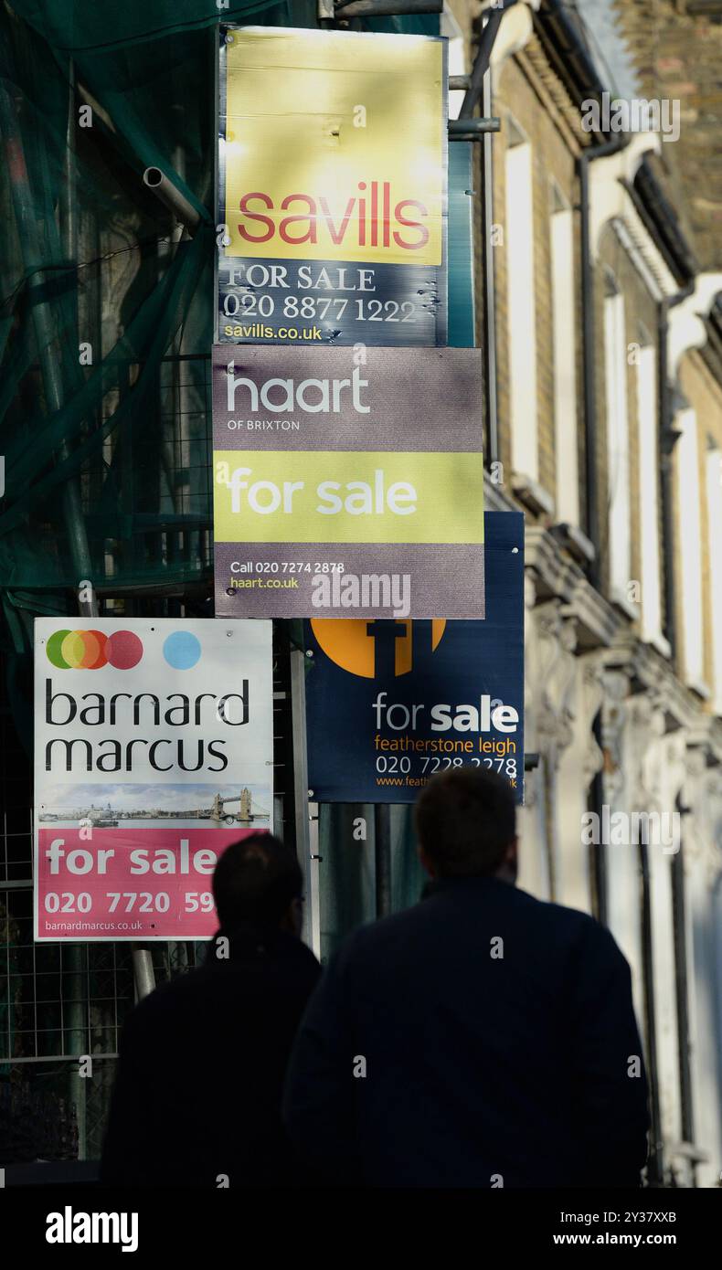 Photo du dossier datée du 16/12/14 des conseils d'administration de l'agent immobilier sont vus à Brixton, Londres. Vendredi 13 tend à être le jour le plus calme pour la vente de maisons achevées par rapport à n'importe quel autre vendredi, selon l'analyse. Rightmove a examiné les données de ventes remontant à janvier 1995, en examinant le nombre de propriétés qui ont un enregistrement foncier un jour donné. Le site Web a dit que les vendredis sont normalement le jour le plus occupé de la semaine pour les déménagements. Date d'émission : vendredi 13 septembre 2024. Banque D'Images