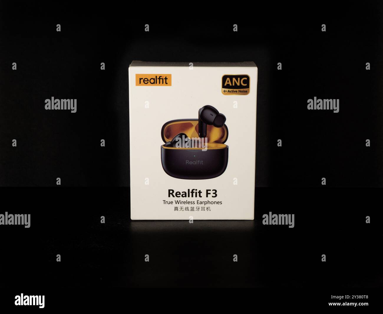 Emballage des écouteurs sans fil Realfit F3 sur fond sombre avec annulation active du bruit Banque D'Images