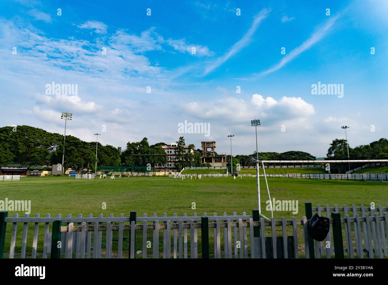 Champ de cricket du juge avec pelouse verte et joueurs sur elle 1 Banque D'Images