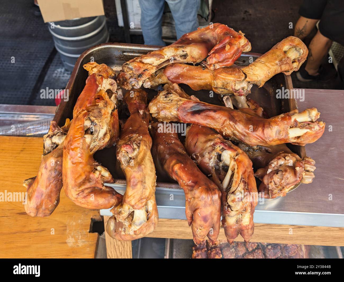 Cuisses de porc rôties dans un bar extérieur lors d'une fiesta en Espagne Banque D'Images