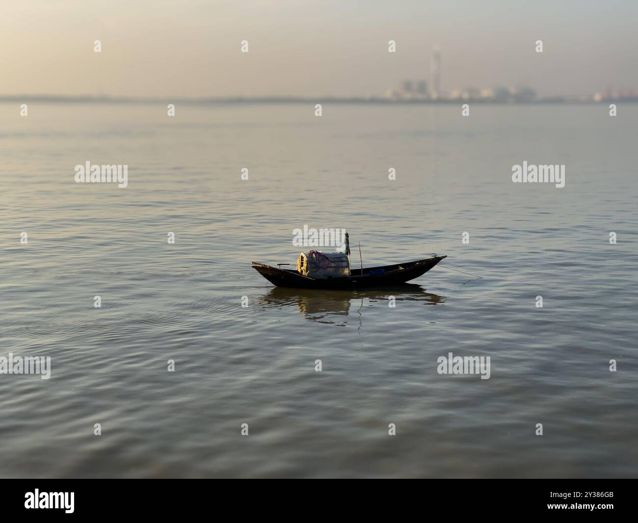 Bateau de pêche traditionnel en bois sur la rivière, Bangladesh Banque D'Images