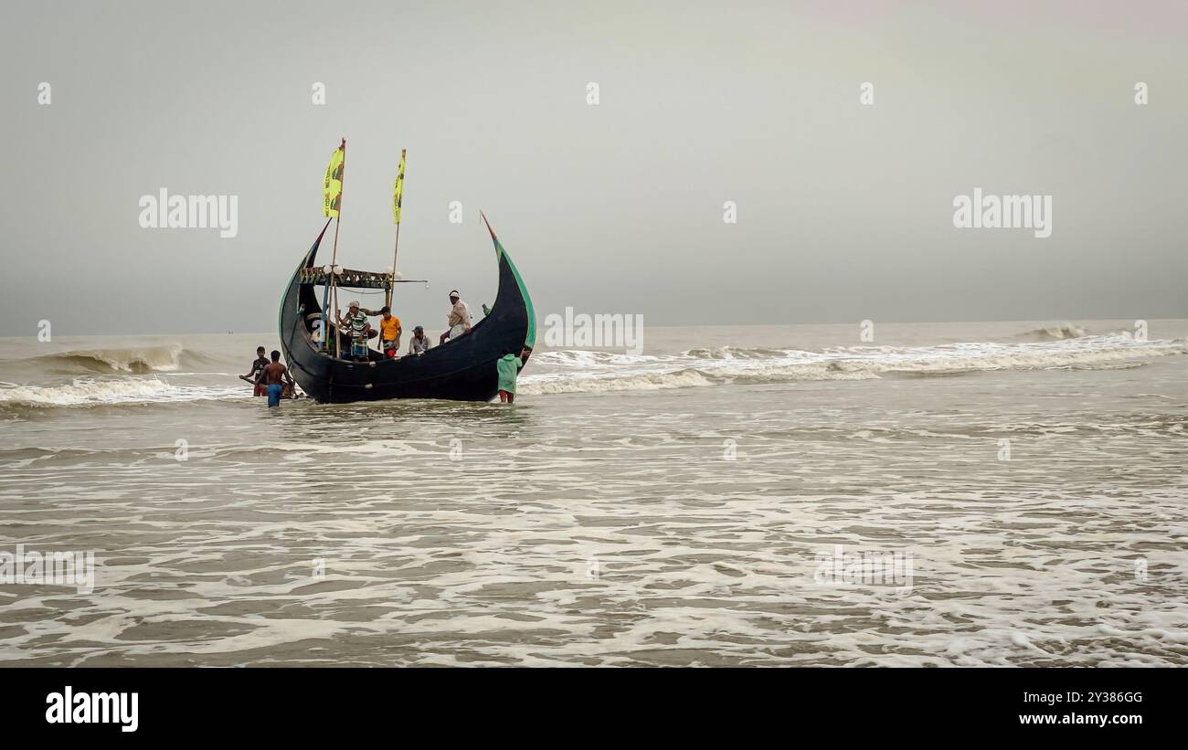 Pêcheurs engagés dans une activité de pêche sur un bateau lunaire dans Cox's Bazar  Blue Economy and Fisheries Industry concept au Bangladesh Banque D'Images