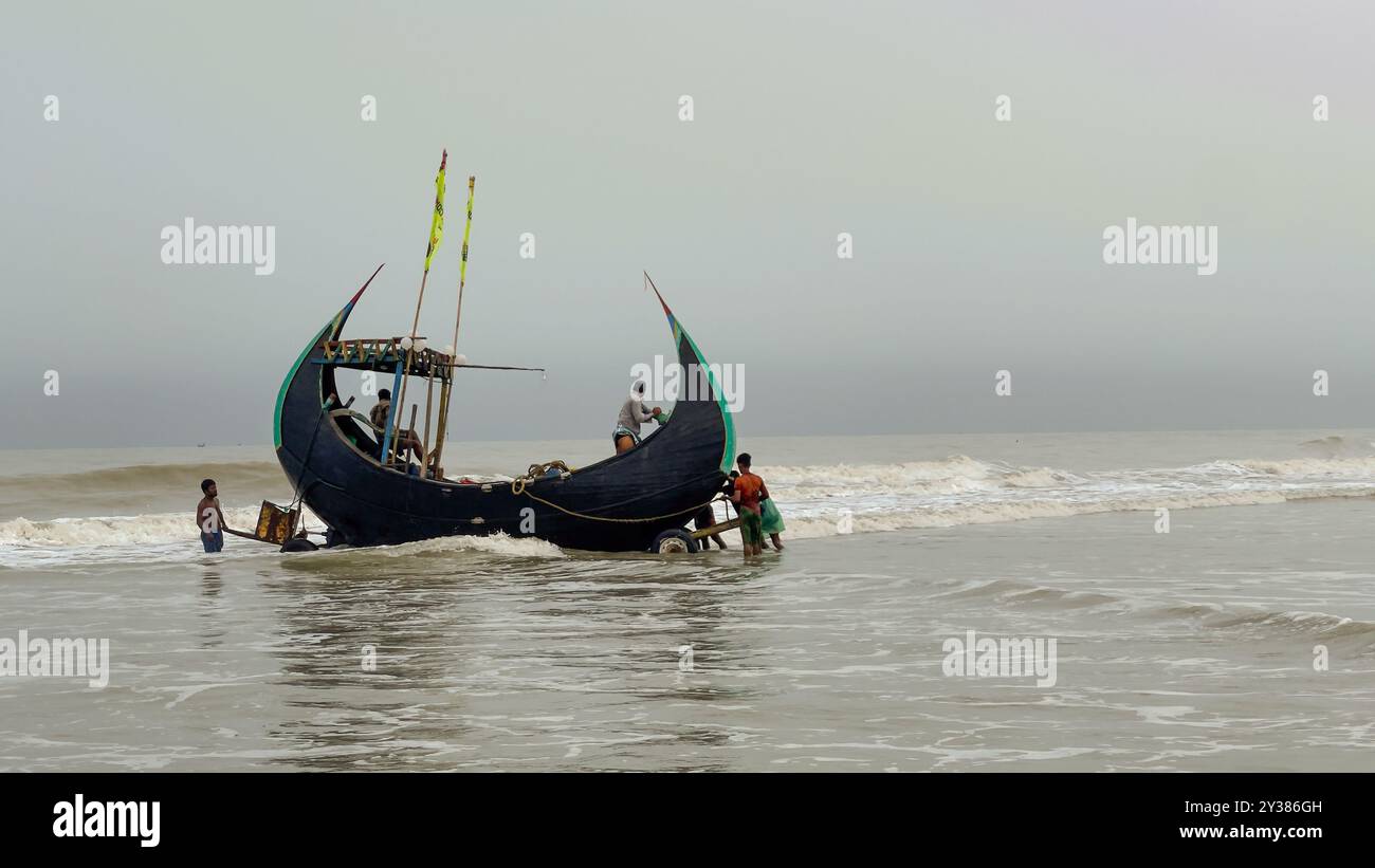 Pêcheurs engagés dans la pêche avec Moon Boat. Concept d'économie bleue et d'industrie de la pêche à Cox's Bazar, Bangladesh Banque D'Images