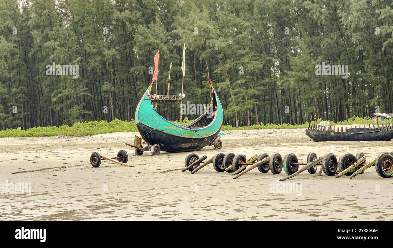 Moon Boat à Cox's Bazar  concept d'économie bleue et d'industrie de la pêche au Bangladesh Banque D'Images