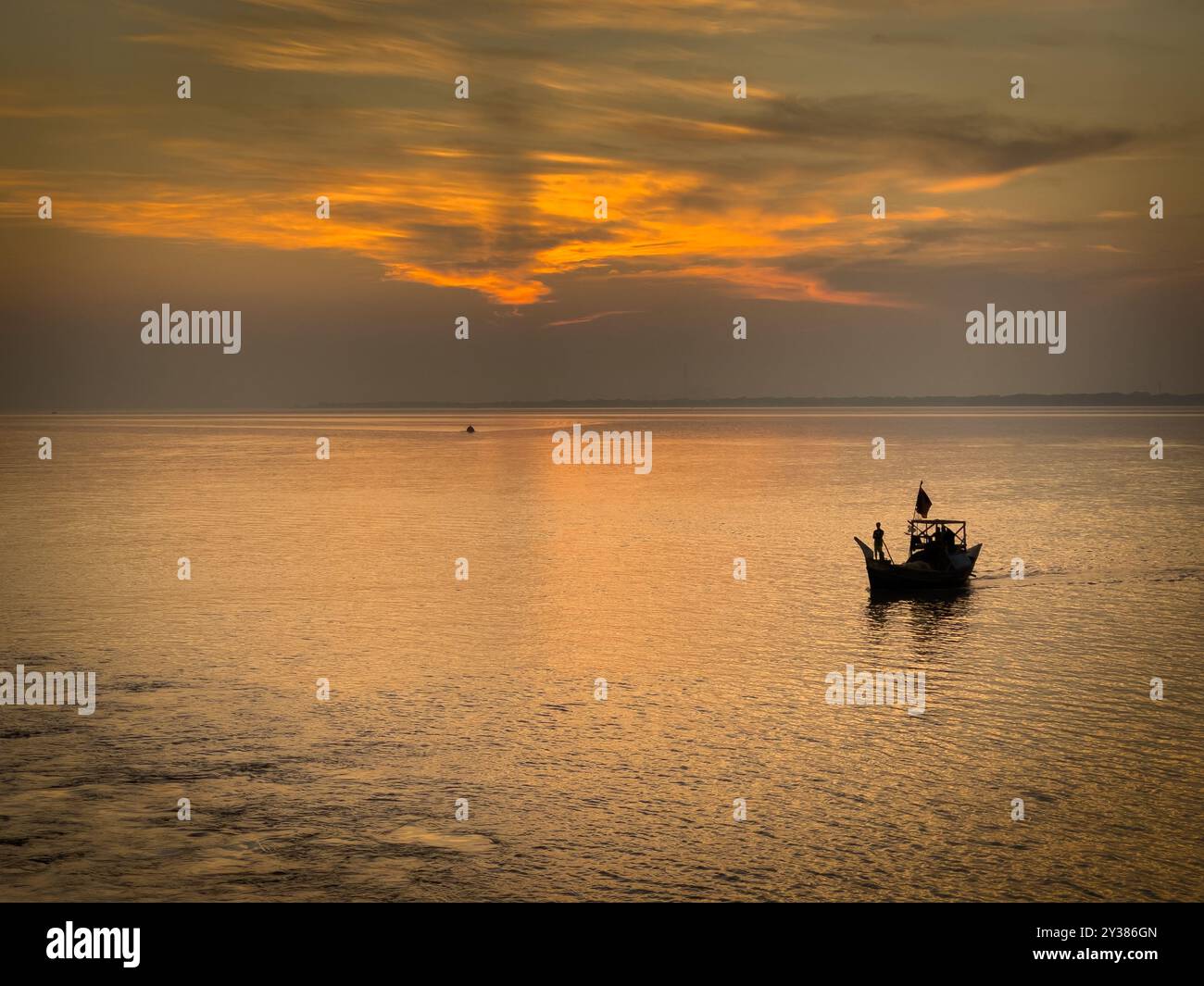 Bateaux de pêche sur la rivière au coucher du soleil. Paysage du Bangladesh et concept de l'industrie de la pêche Banque D'Images