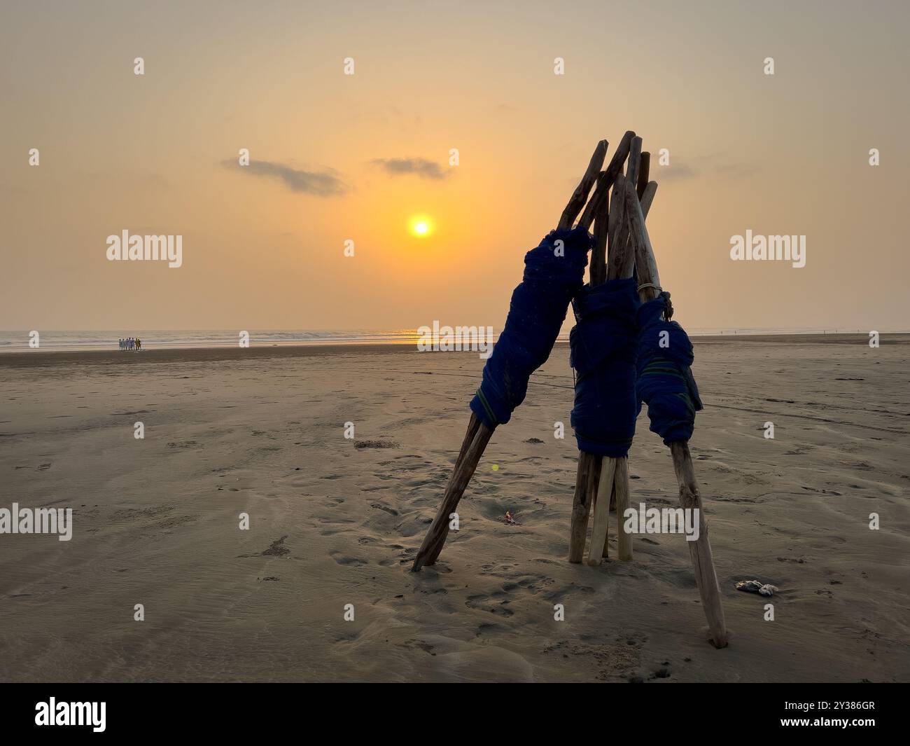 Concept d'économie bleue et d'industrie de la pêche. Filets de pêche pliés au coucher du soleil sur Cox's Bazar Beach, Bangladesh Banque D'Images