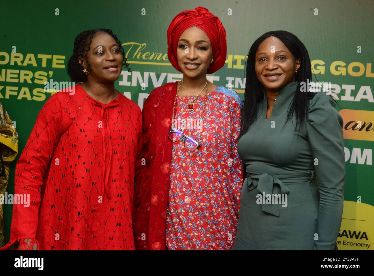 Ikoyi, Nigeria. 11 septembre 2024. Ministre des arts, de la culture et de l'économie créative, Barr. Hannatu Musa Musawa (M) et les invités posent pour une photographie lors de la table ronde des partenaires corporatifs du ministère des Arts, de la culture et de l'économie créative avec Corporate Nigeria pour commercialiser son plan de croissance de l'économie créative de 100 milliards de dollars auprès des partenaires corporatifs à Ikoyi, Lagos, Nigeria, le 11 septembre 2024. (Photo par Adekunle Ajayi)0 crédit : NurPhoto SRL/Alamy Live News Banque D'Images