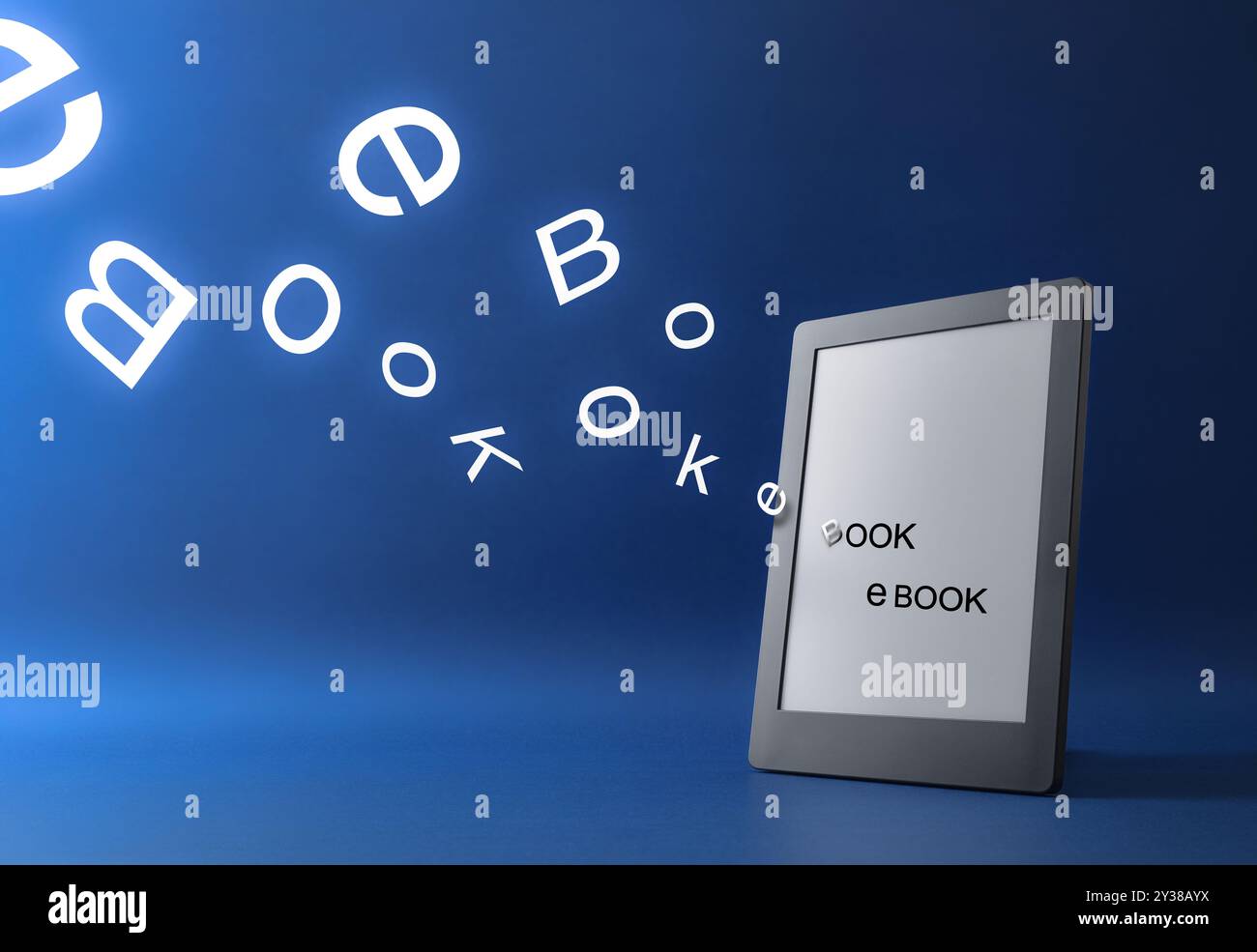 Concept de lecture d'e-book avec ebook sur fond bleu et lettres sortant de l'écran. Vue de face. Banque D'Images
