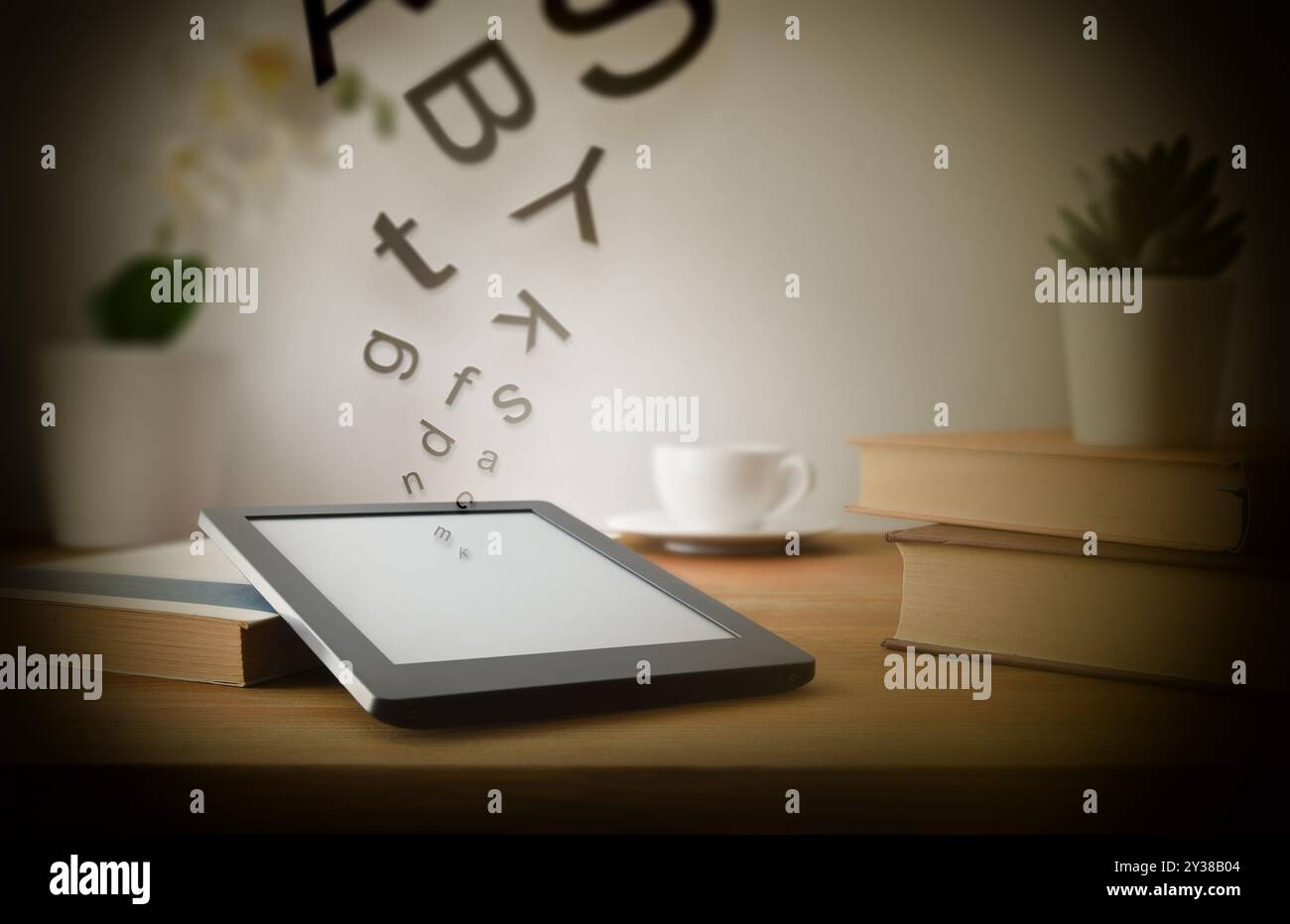 Concept de lecture avec ebook sur table en bois à la maison avec des lettres sortant de l'écran et café et livres traditionnels. Vue de face Banque D'Images