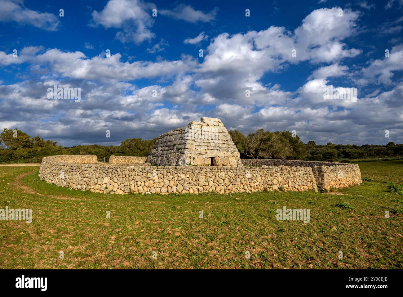 Naveta des Tudons, une construction préhistorique de Minorque talayotique, un après-midi de printemps (Minorque, Îles Baléares, Espagne) Banque D'Images