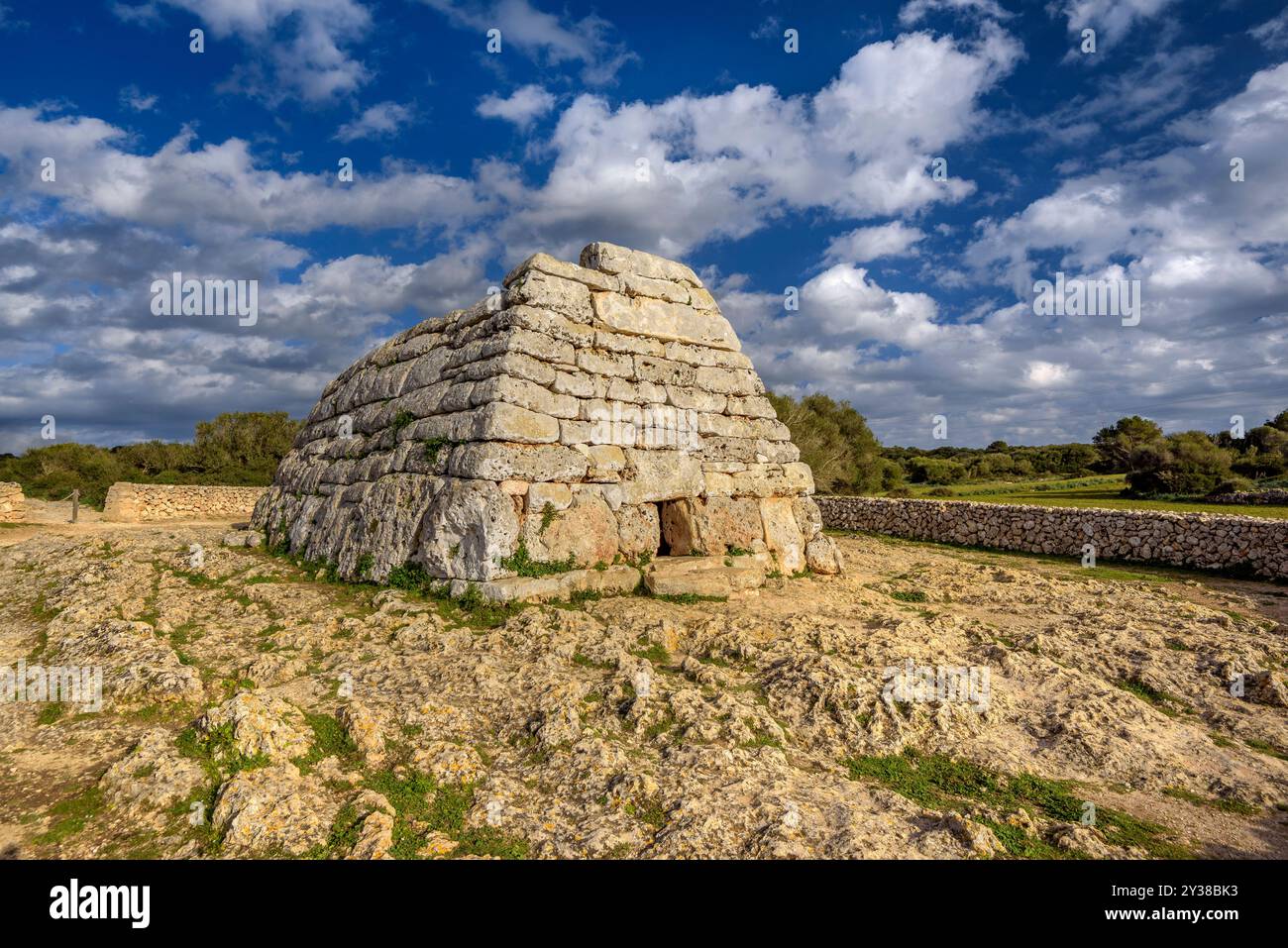 Naveta des Tudons, une construction préhistorique de Minorque talayotique, un après-midi de printemps (Minorque, Îles Baléares, Espagne) Banque D'Images