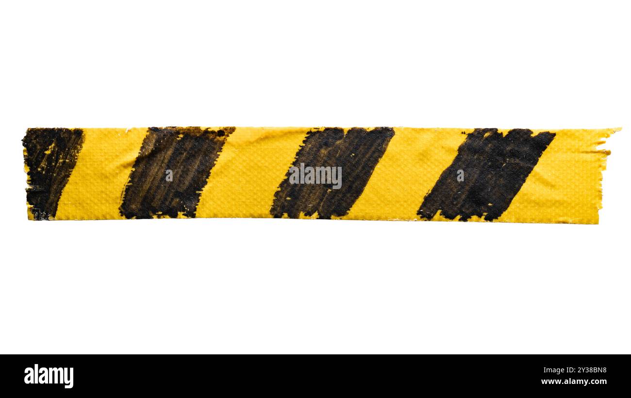 Ruban de barricade DIY fait de ruban de tissu jaune et de peinture noire sur fond blanc avec chemin de découpage Banque D'Images