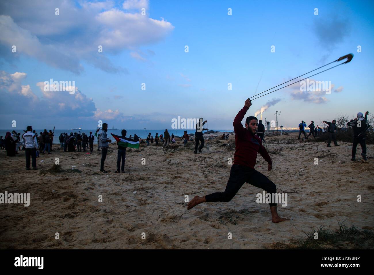 Un certain nombre de Palestiniens sont blessés dans des affrontements avec les forces israéliennes sur une plage au nord-ouest de la ville de Beit Lahiya, dans la bande de Gaza. Les habitants de Gaza protestaient contre le blocus naval imposé à l'enclave par lsrael, lorsque l'armée israélienne a tiré des munitions réelles et des bombes lacrymogènes sur eux, blessant un certain nombre de manifestants. Depuis juin 2007, la bande de Gaza est soumise à un strict blocus maritime, terrestre et aérien, qui a étranglé l'économie de Gaza et conduit la bande au bord d'une catastrophe humanitaire Banque D'Images