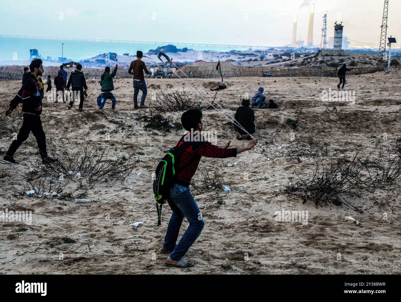 Un certain nombre de Palestiniens sont blessés dans des affrontements avec les forces israéliennes sur une plage au nord-ouest de la ville de Beit Lahiya, dans la bande de Gaza. Les habitants de Gaza protestaient contre le blocus naval imposé à l'enclave par lsrael, lorsque l'armée israélienne a tiré des munitions réelles et des bombes lacrymogènes sur eux, blessant un certain nombre de manifestants. Depuis juin 2007, la bande de Gaza est soumise à un strict blocus maritime, terrestre et aérien, qui a étranglé l'économie de Gaza et conduit la bande au bord d'une catastrophe humanitaire Banque D'Images