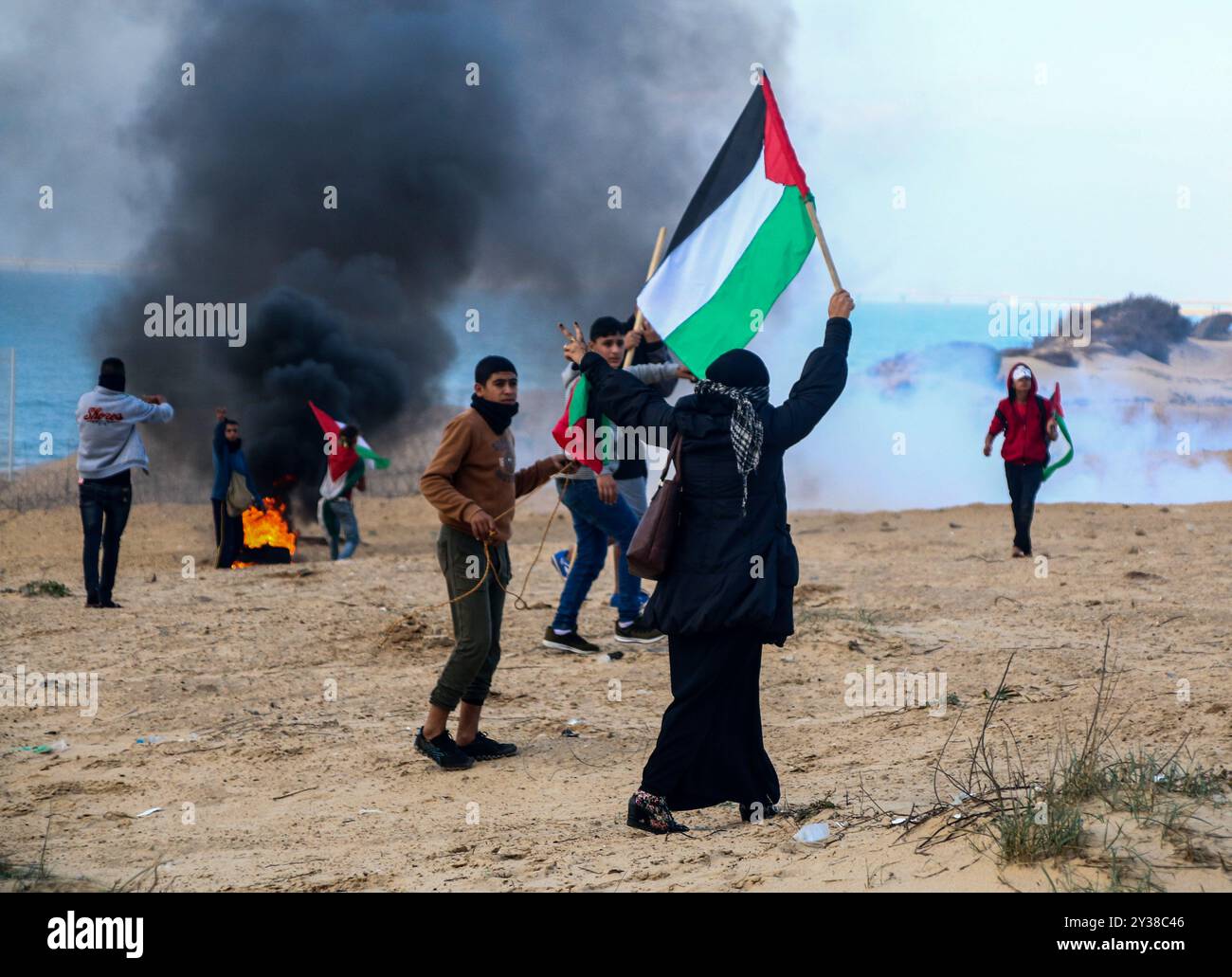 Un certain nombre de Palestiniens sont blessés dans des affrontements avec les forces israéliennes sur une plage au nord-ouest de la ville de Beit Lahiya, dans la bande de Gaza. Les habitants de Gaza protestaient contre le blocus naval imposé à l'enclave par lsrael, lorsque l'armée israélienne a tiré des munitions réelles et des bombes lacrymogènes sur eux, blessant un certain nombre de manifestants. Depuis juin 2007, la bande de Gaza est soumise à un strict blocus maritime, terrestre et aérien, qui a étranglé l'économie de Gaza et conduit la bande au bord d'une catastrophe humanitaire Banque D'Images