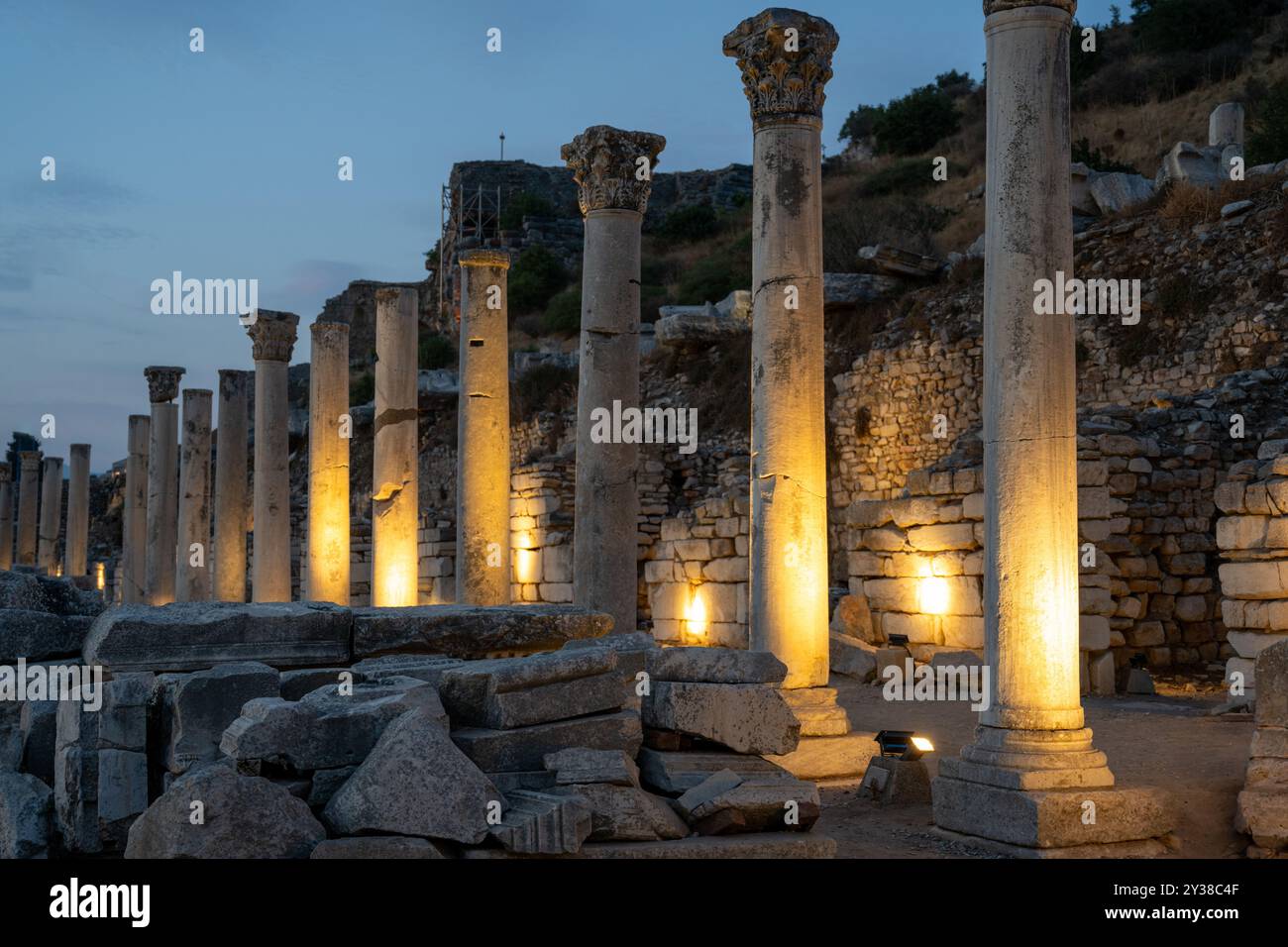 Vue en soirée de la rue à colonnes dans l'ancienne ville d'Éphèse à Selçuk Banque D'Images