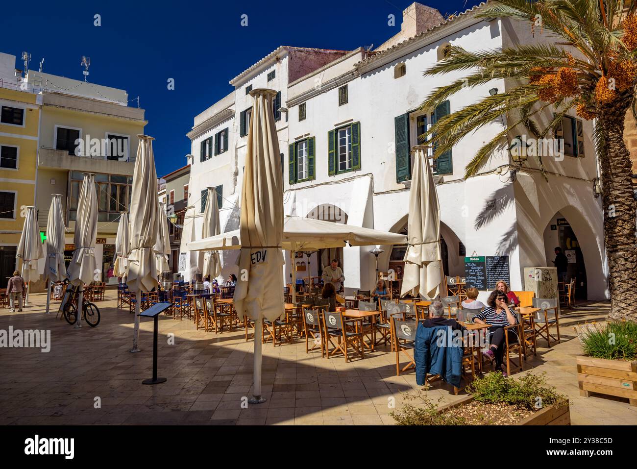 Plaça Nova (Nouvelle place) dans le centre historique de la ville de Ciutadella (Minorque, Îles Baléares, Espagne) ESP : Plaça Nova (plaza nueva) Ciutadella Banque D'Images