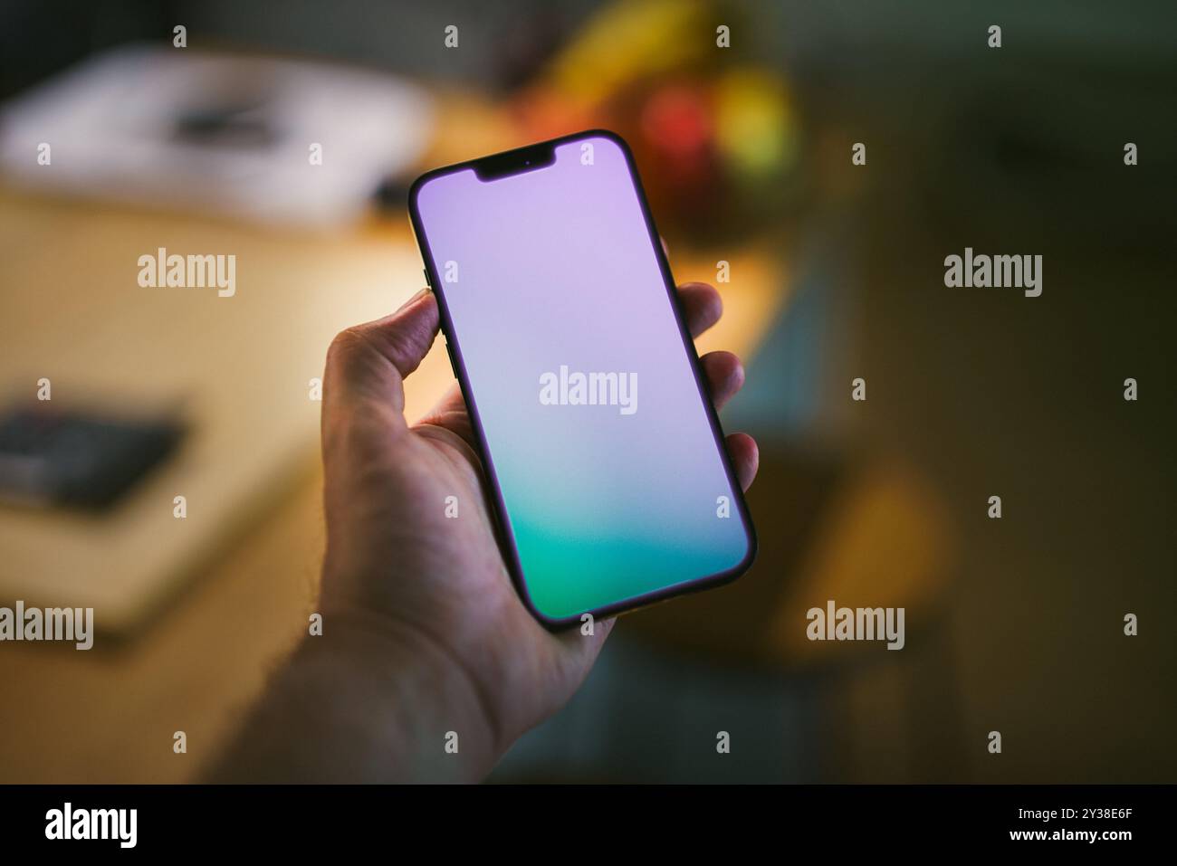 Présentation de l'application pour smartphone. Commutateur d'augmentation du volume intérieur de la maison. Maquette d'affichage phosphorescent. Banque D'Images