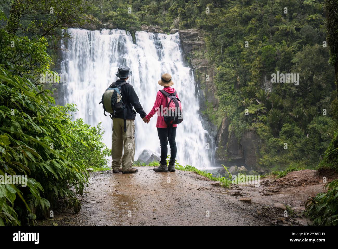 Couple se tenant la main et regardant les belles chutes de Marokopa. Waikato. Nouvelle-Zélande. Banque D'Images