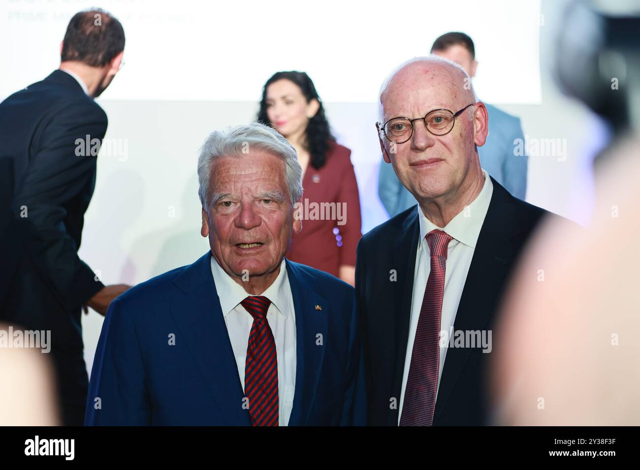 Potsdam, Allemagne, 12 septembre 2024 (G-d) Joachim Gauck (ancien président fédéral) et Rudolf Scharping (ancien ministre de la Défense) assistent à la cérémonie de remise du Prix M100 Media 2024 à l'Orangerie de Sanssouci. Sven Struck/Alamy Live News Banque D'Images