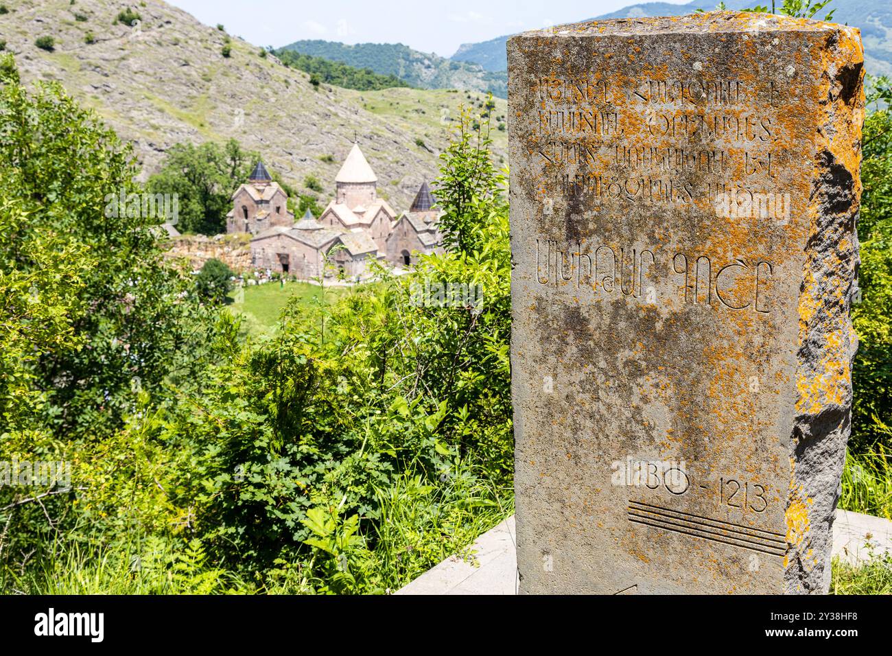 Gosh, Arménie - 6 juillet 2024 : pierre tombale près de l'église de l'Ascension et vue sur le monastère de Goshavank dans le village de Gosh, en Arménie, un jour ensoleillé d'été Banque D'Images