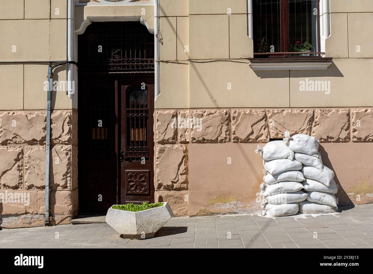 Quartier calme malgré la guerre et l'invasion russe, de nombreux quartiers de la ville sont calmes et paisibles. À certains endroits, les fenêtres et les sous-sols sont protégés contre les bombardements et les bombardements, et les abris sont ouverts dans le sous-sol des bâtiments. Lviv, Ukraine. Parc Lviv Parm yatka Oblast Lviv Ukraine Copyright : xGuidoxKoppesxPhotox Banque D'Images