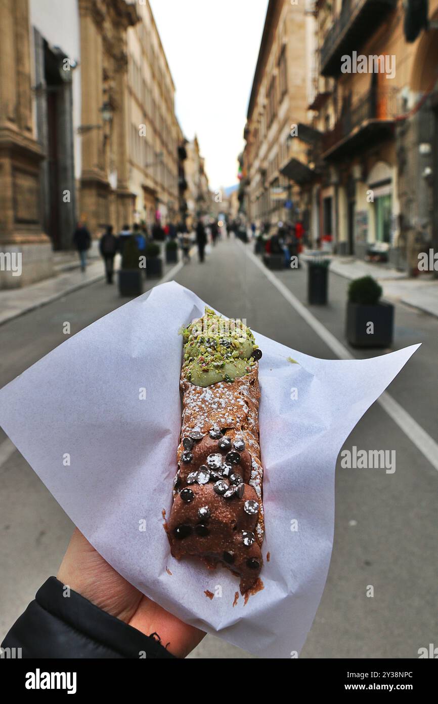 Palerme, Sicile, Italie. Gros plan d'un cannoli au chocolat et à la pistache dans la vieille ville. Banque D'Images