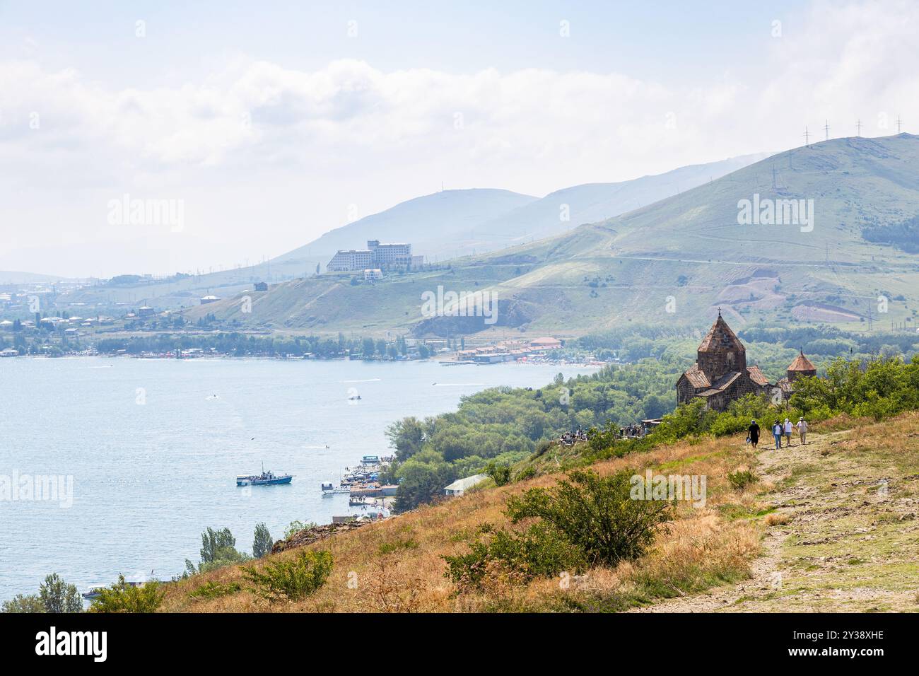 Sevan, Arménie - 14 juillet 2024 : littoral de la péninsule de Sevan près du monastère de Sevanavank Sevan, Arménie par jour ensoleillé d'été Banque D'Images