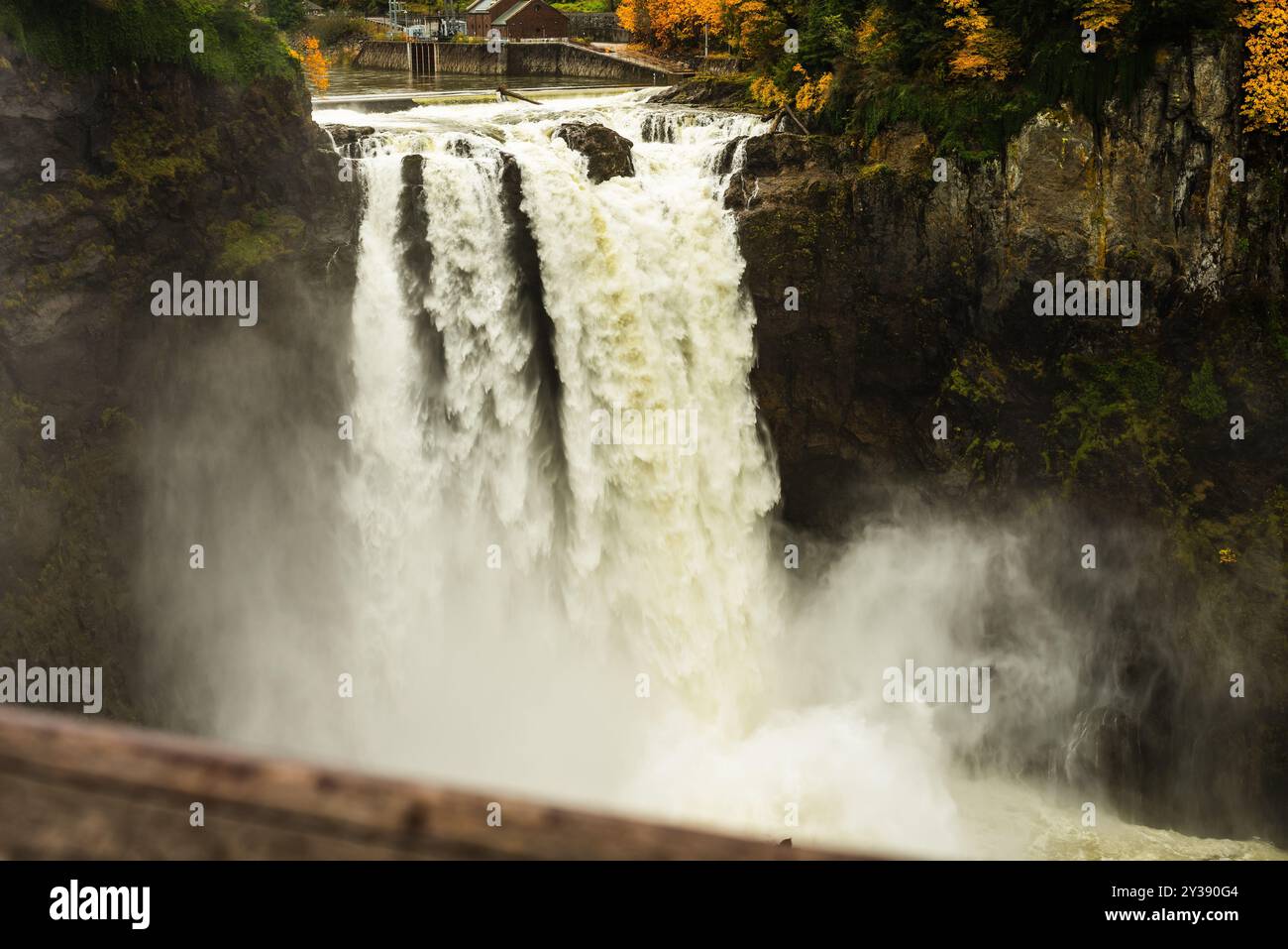 Chutes de Snoqualmie cascadant sur une falaise rocheuse dans le paysage d'automne Banque D'Images