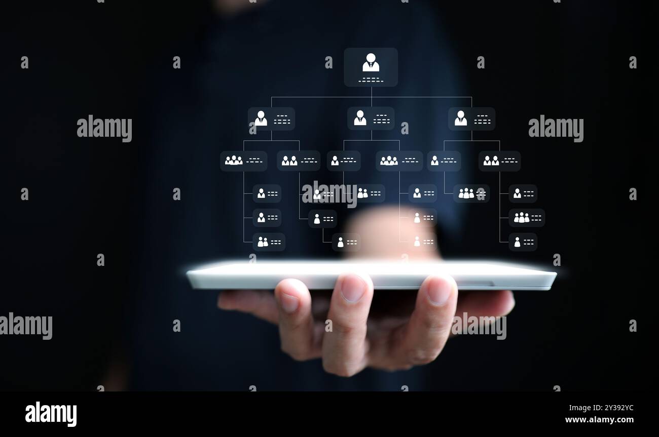 Concept de structure hiérarchique. Homme d'affaires avec organigramme affiché sur la tablette. Entreprise ou organisation hiérarchique de l'entreprise Banque D'Images