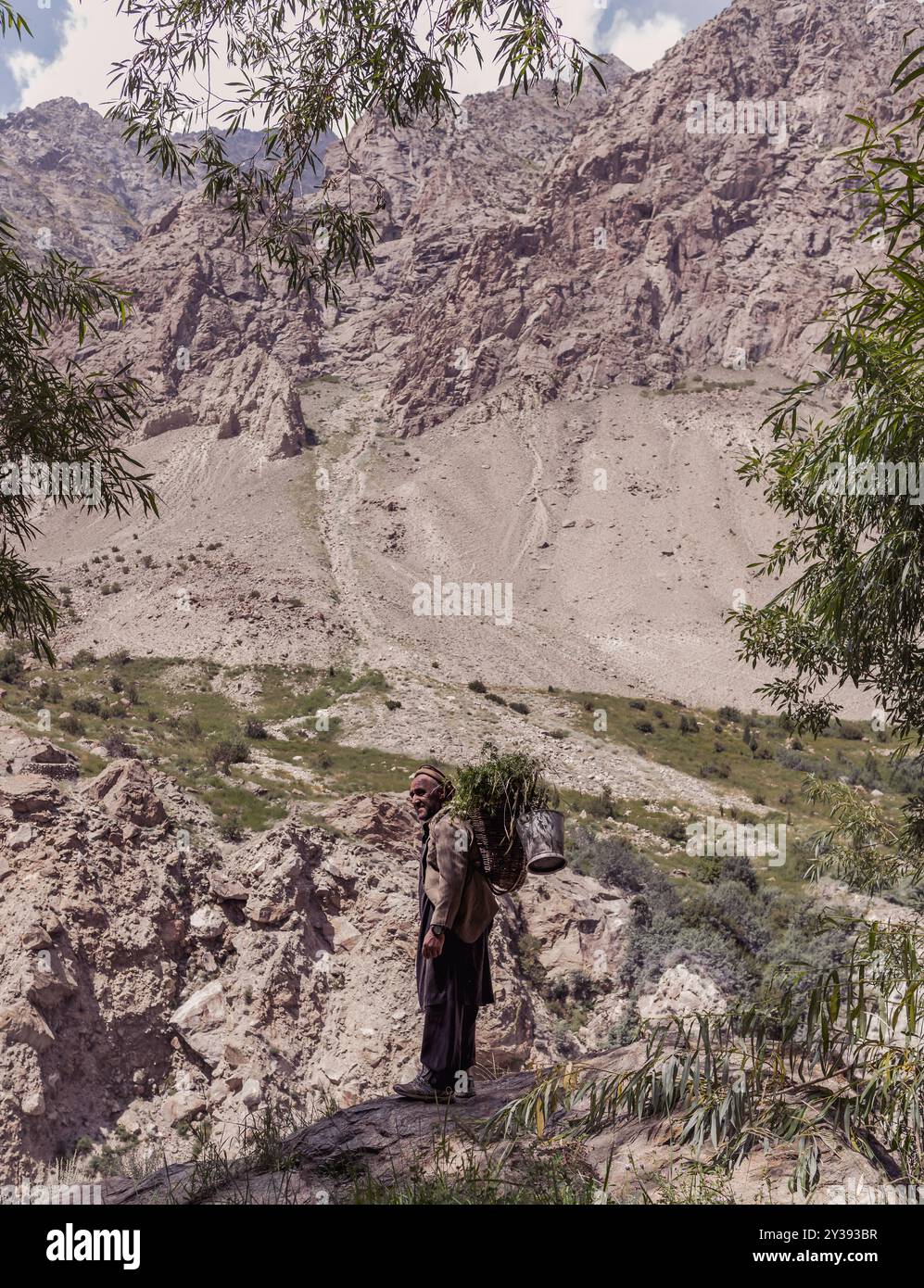 Agriculteur au repos du village de Hushe dans la région de Gilgit-Balta Banque D'Images