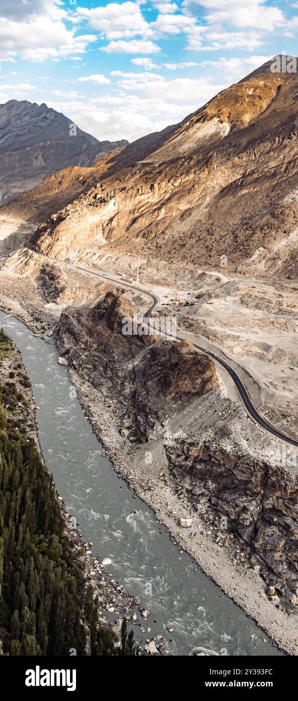 Paysage vertical de la rivière Hunza le long de la route Karakorum Banque D'Images