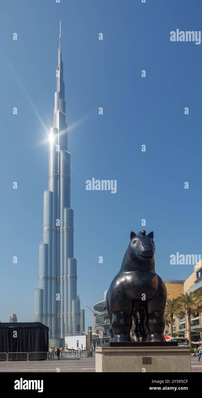 Botero FAT Horse statue et la tour moderne Burj Khalifa tour gratte-ciel en journée ensoleillée à Dubaï, Émirats arabes Unis Banque D'Images
