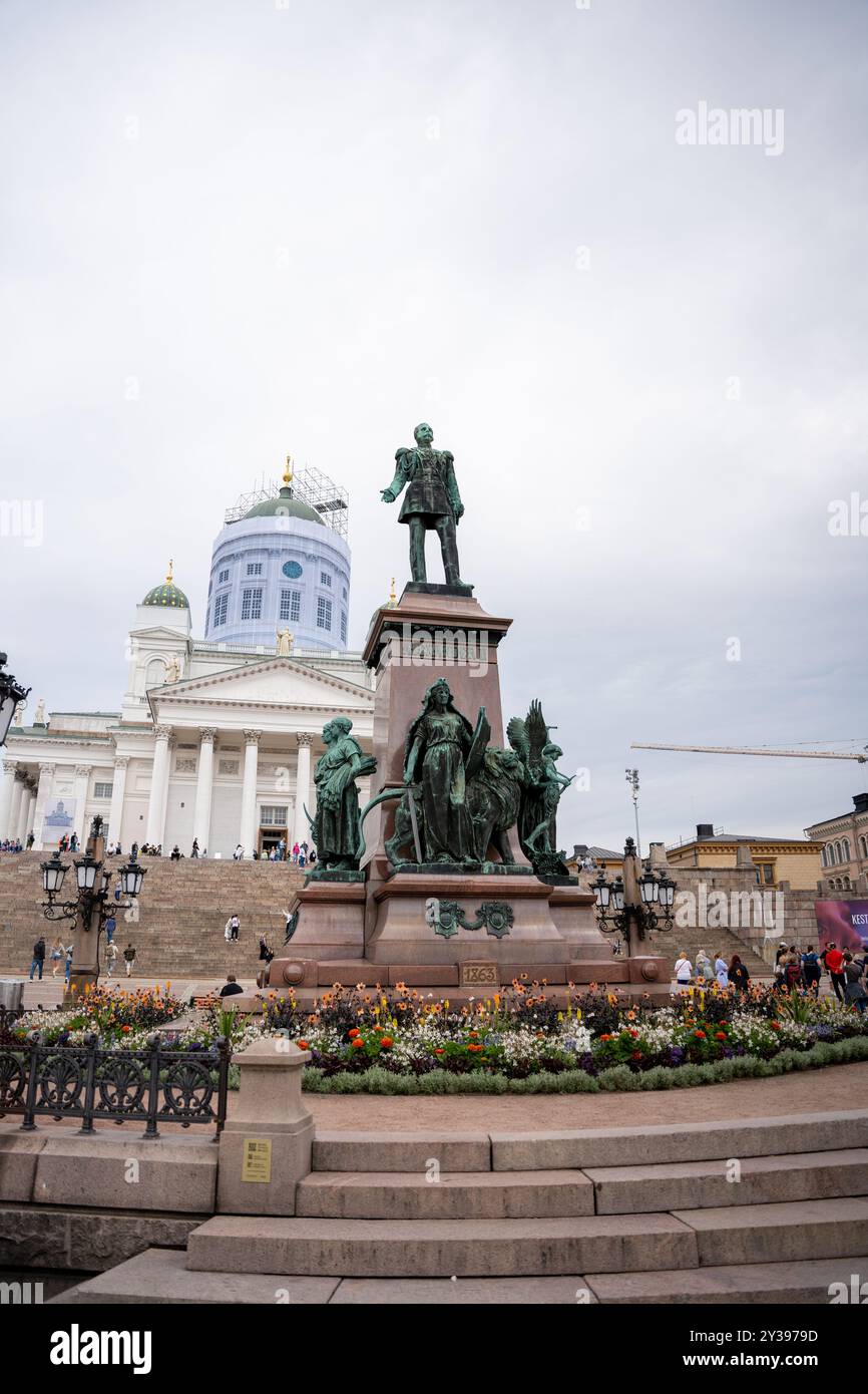 Helsinki, Finlande - 07.11.2024 : Statue d'Alexandre II sur la place du Sénat à Helsinki, Finlande Banque D'Images