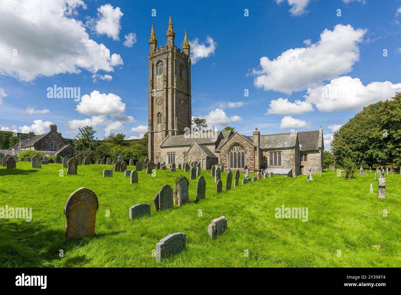 L'église de Saint Pancras dans le village de Widecombe-in-the-Moor dans le parc national de Dartmoor, Devon, Angleterre. Banque D'Images