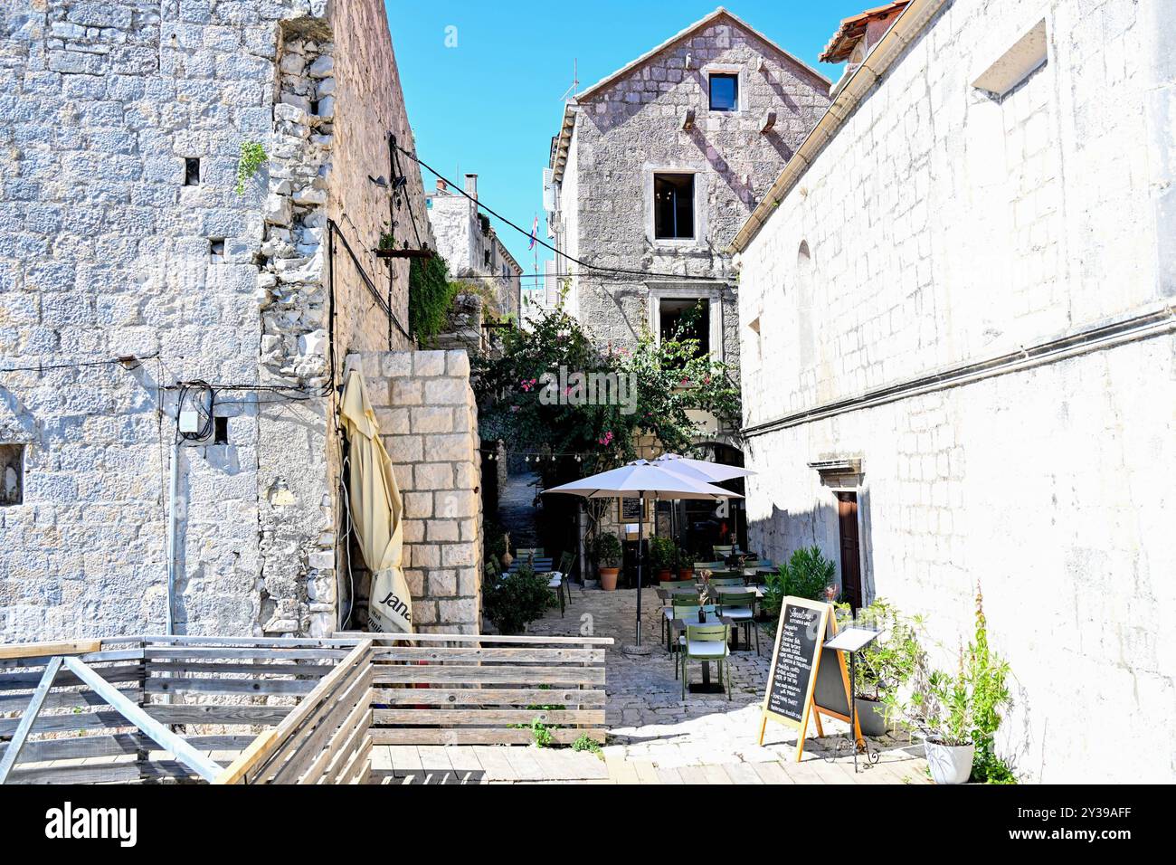 Kroatien, Korcula, Insel in Sueddalmatien, Korcula Stadt 13.09.2024, Kroatien, HRV, Korcula, Insel in Sueddalmatien, Korcula Stadt im Bild Hafen, Hafenansichten, Boot, Boote, Schiff, Schiffe, Gebauede, Adria, Meer, Stadtansichten, Altstadt, Marco Polo, Musée, Touristen, souvenir, Konoba Korcula - Schwarzes Korfu - benannt nach den dunklen Kiefernwaeldern, ist eine zu Kroatien gehoerende Insel in der Adria vor der Kueste Sueddalmatiens. Zugleich ist sie Teil des Dinarischen Gebirges. Quelle : Wikipedia Gespanschaft Dubrovnik-Neretva *** Croatie, Korcula, île du sud de la Dalmatie Banque D'Images