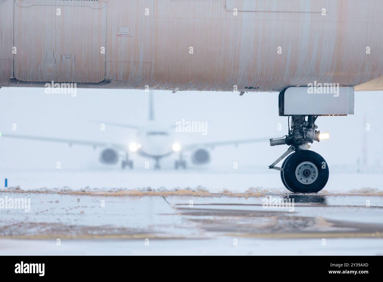 Fuselage d'aéronef recouvert de liquide de dégivrage. Dégivrage de l'avion avant le vol pendant la journée glaciale d'hiver à l'aéroport. Banque D'Images