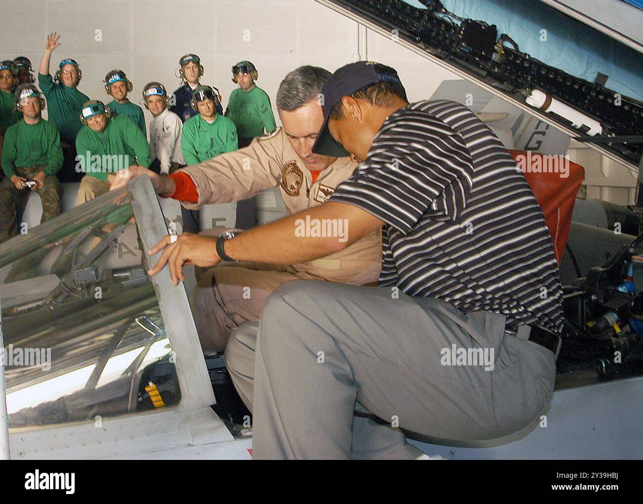 Golfe Arabique (mars 3, 2004) - le golfeur professionnel Tiger Woods reçoit une visite guidée d'un F/A-18C affecté aux 'Wildcats' du Strike Fighter Squadron One Three One (VFA-131) à bord du porte-avions à propulsion nucléaire USS George Washington (CVN 73). Banque D'Images