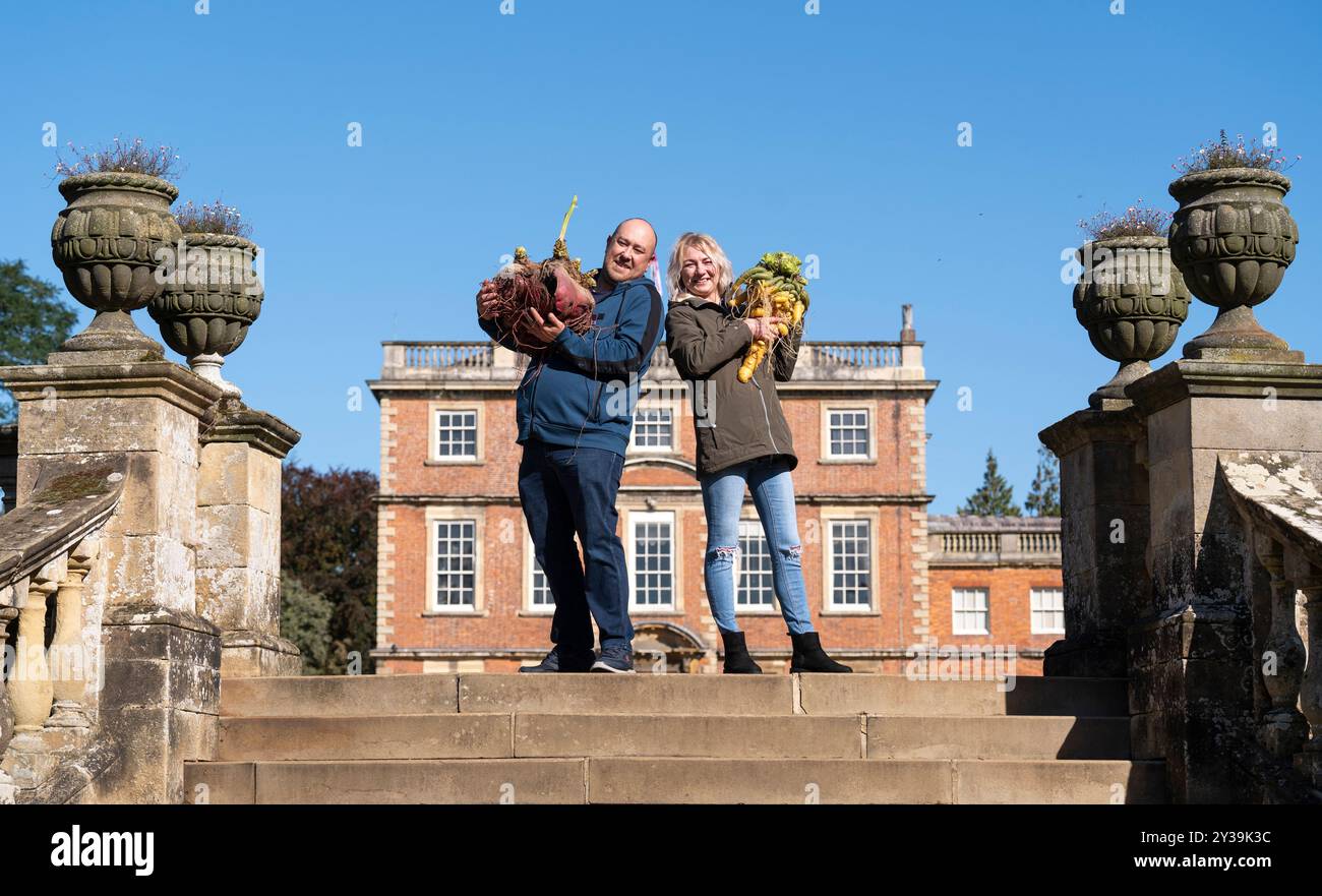 (De gauche à droite) Stephen Purvis avec son poireau de 8,960 kg qui a remporté la 1ère place dans la catégorie poireau le plus lourd, et Agata Soltysiak avec sa carotte de 7,85 kg qui a remporté la 1ère place dans la catégorie carotte la plus lourde, au concours de légumes géants au Harrogate Autumn Flower Show à Newby Hall and Gardens près de Ripon. Date de la photo : vendredi 13 septembre 2024. Banque D'Images
