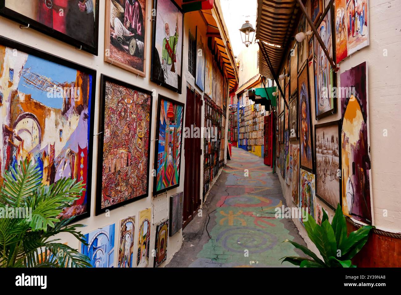 Fès, Maroc. Le Souk propose de l'artisanat et des produits typiques Banque D'Images