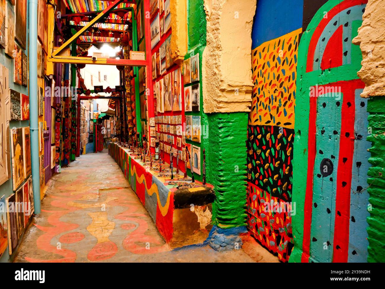 Fès, Maroc. Le Souk propose de l'artisanat et des produits typiques Banque D'Images