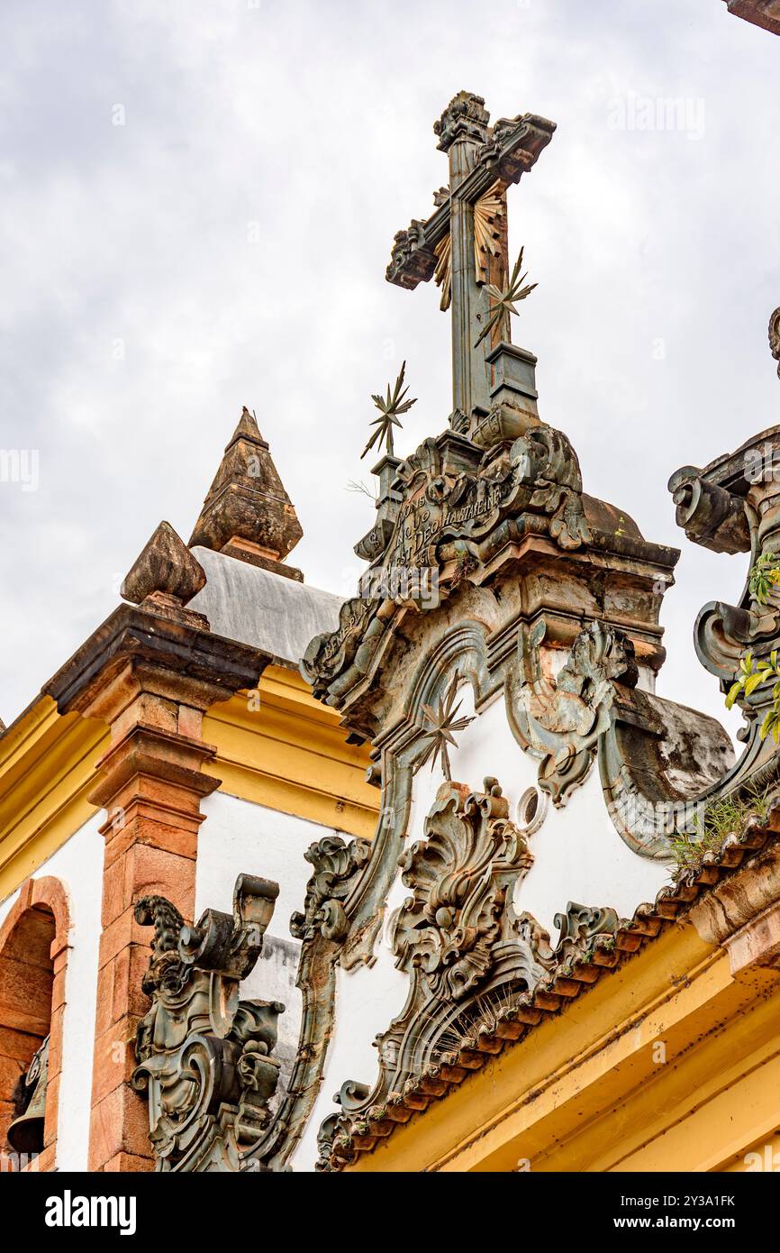 L’art baroque est présent sur les façades des églises historiques d’Ouro Preto, Minas Gerais Banque D'Images