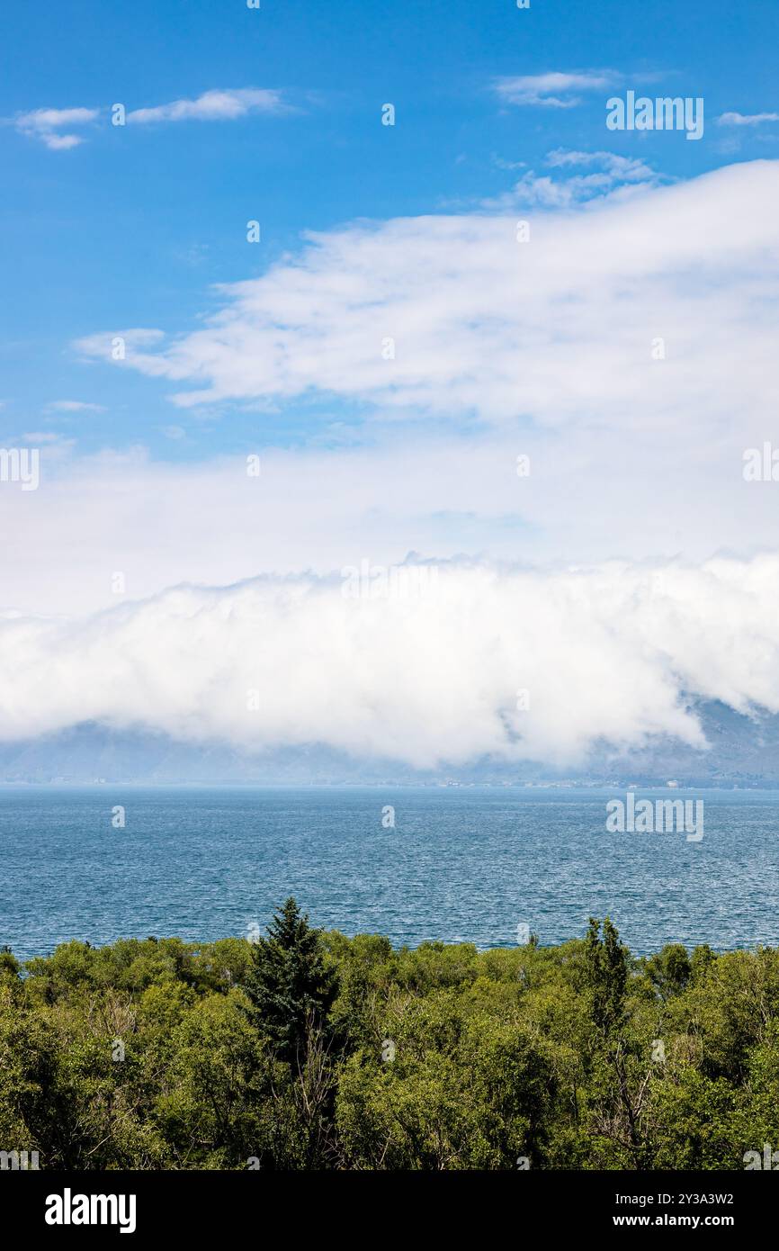 Au-dessus de la vue d'un grand nuage blanc sur la rive du lac Sevan, Arménie sur la journée ensoleillée d'été de la péninsule de Sevan Banque D'Images