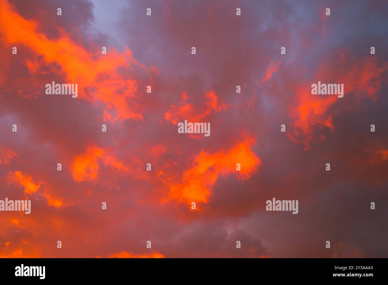 Nuages Ciel rouge Banque D'Images