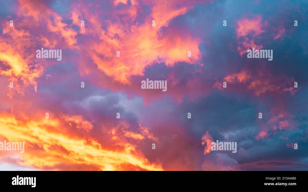 Nuages Ciel rouge Banque D'Images