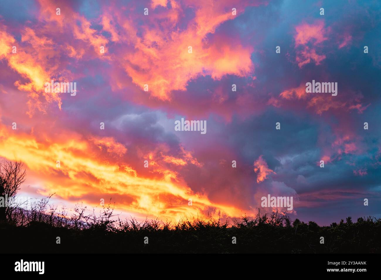 Nuages Ciel rouge Banque D'Images