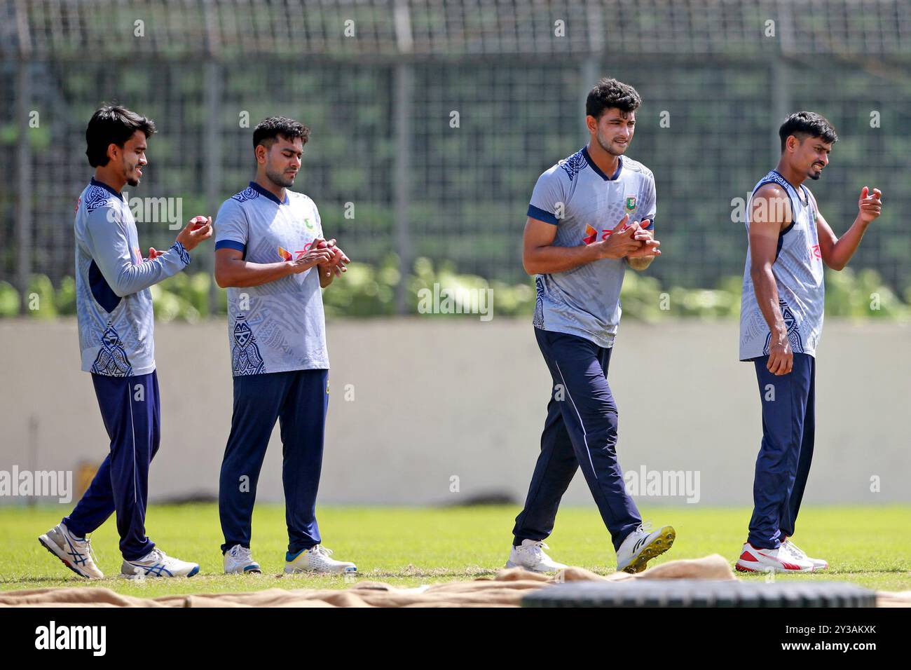 (De gauche à droite) Spiner Hasan Murad, Mehidy Hasan Miraz, Nayeem Hasan et Taijul Islam lors de la session d'entraînement de l'escouade d'essai du Bangladesh au SBNCS sous le loc Banque D'Images